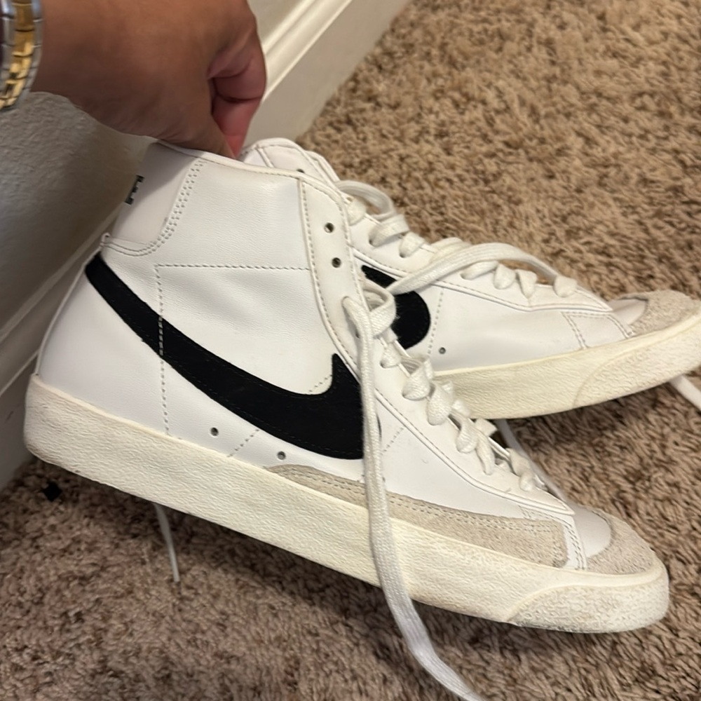 Nike women’s blazer mid 77 size 9 shoes